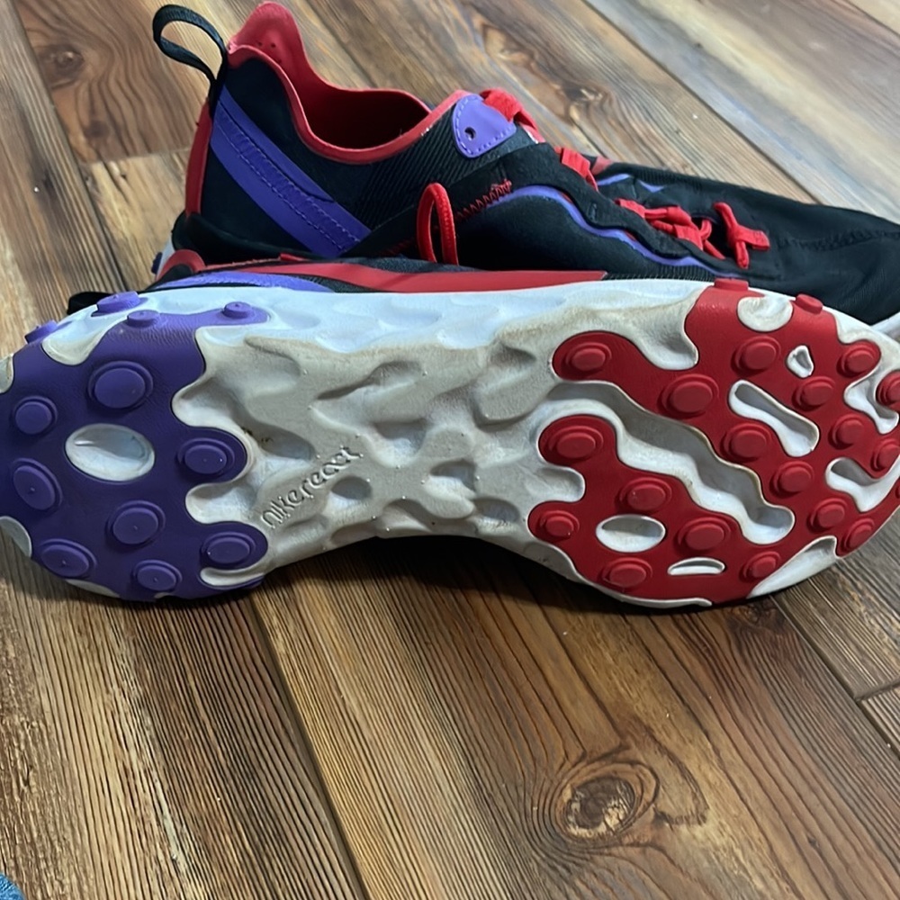 Nike athletic shoes - Picture 3 of 4